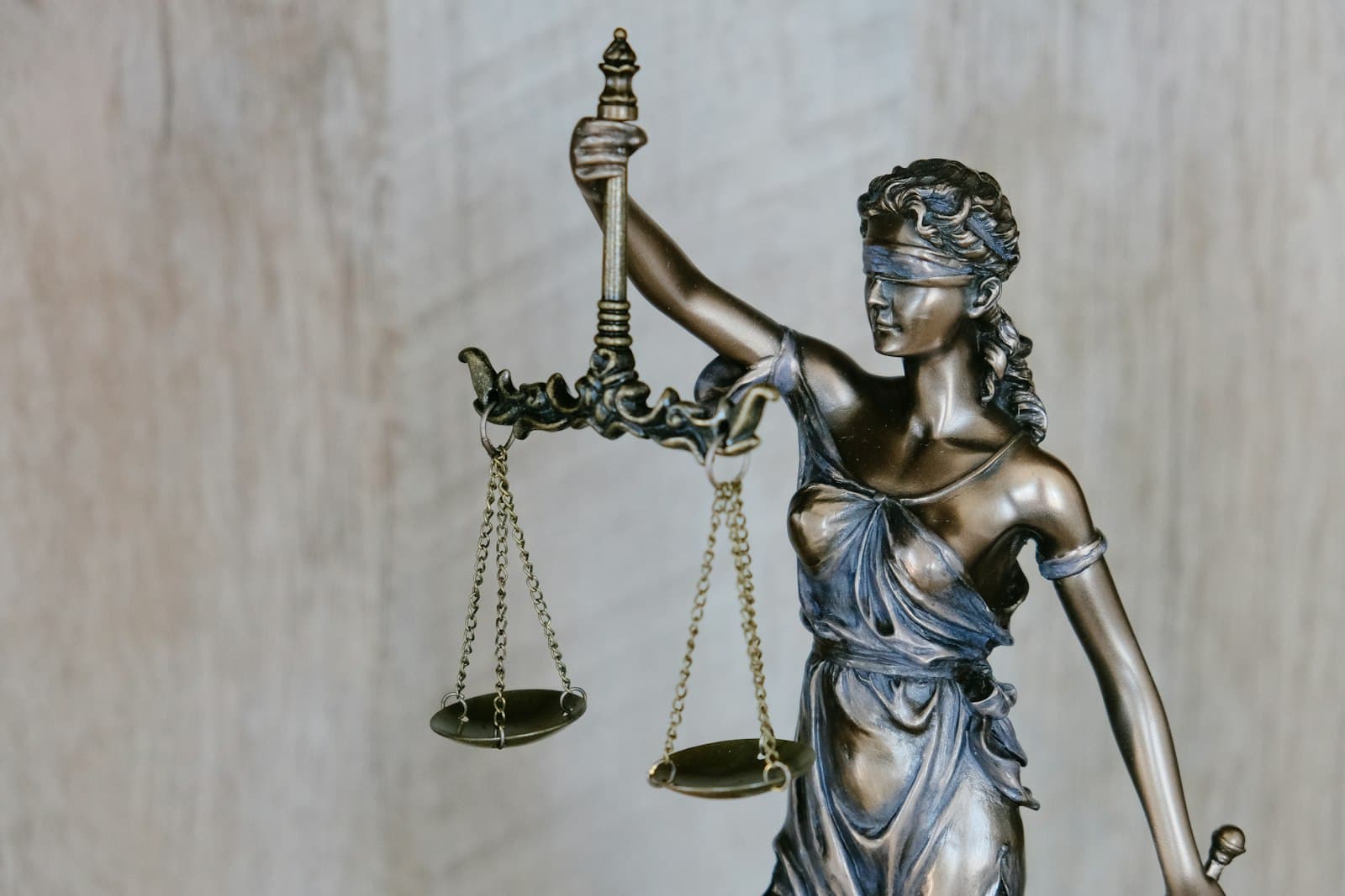 Documents contractuels et stylo posés sur une table de réunion