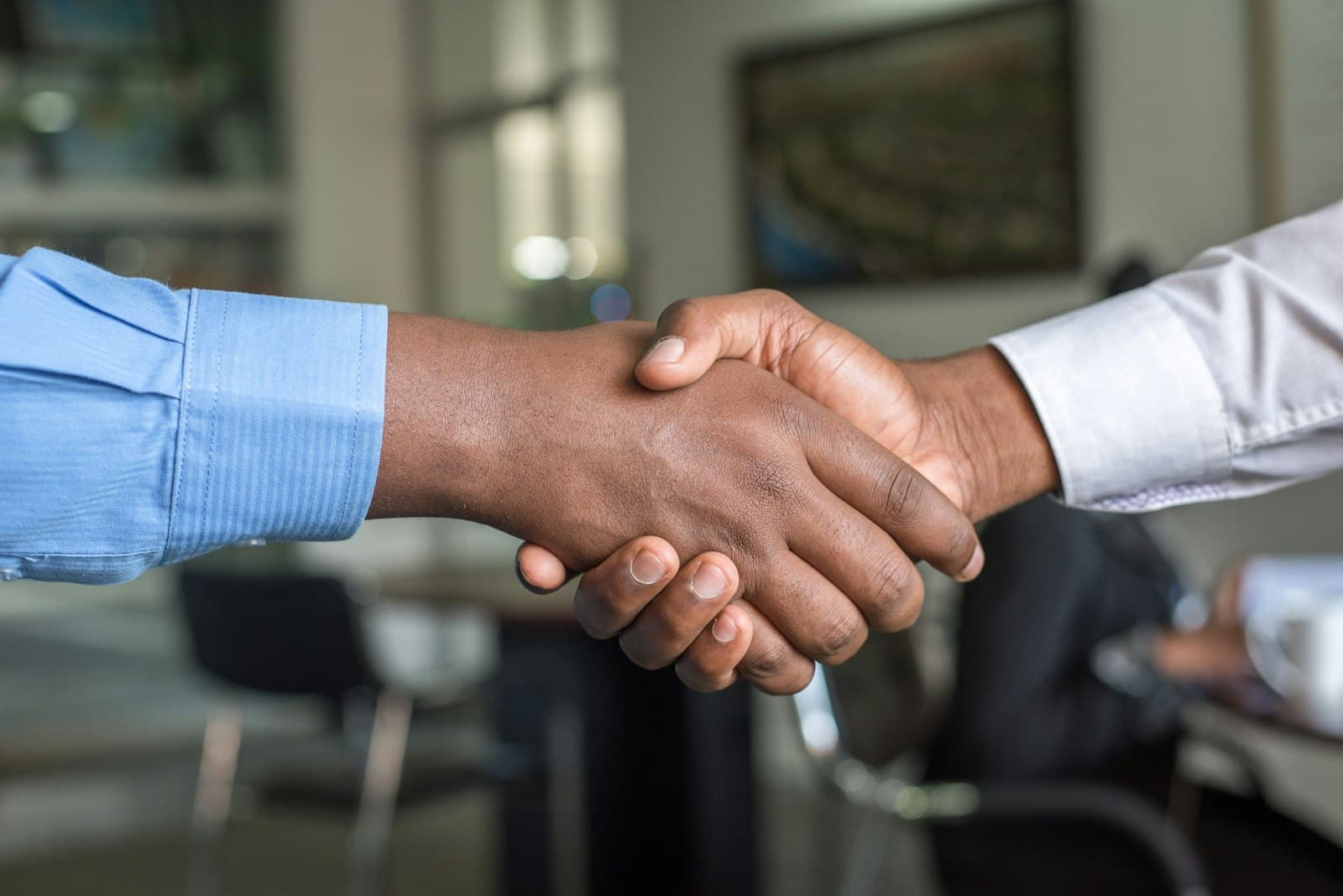 Poignée de main entre deux personnes à l’issue d’un entretien